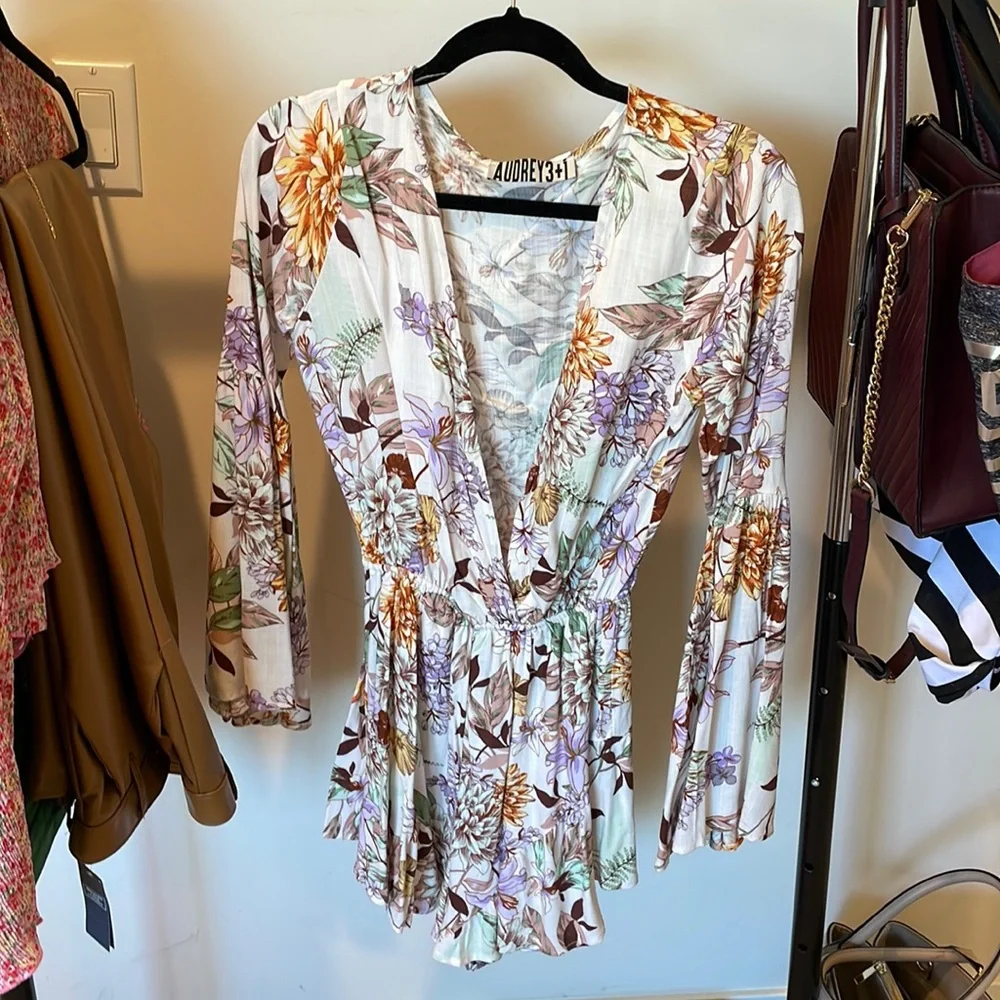 Beautiful shorts romper perfect for brunch - Picture 1 of 3
